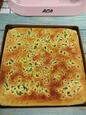 烤好的面包取出来，倒扣过来