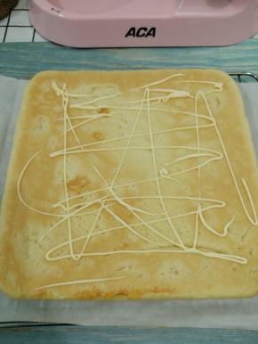 然后在倒扣的这面上挤上色拉酱抹均匀