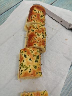 最后用刀把面包切开