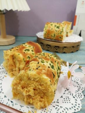 在面包的两面也刷上色拉酱然后撒上肉松