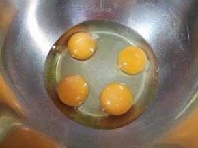 鸡蛋打入打蛋盆里。