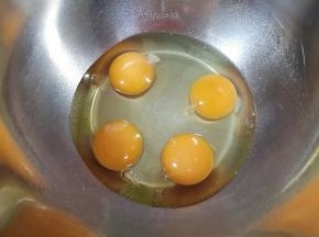 鸡蛋打入打蛋盆里。