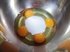 加入细砂糖。 
