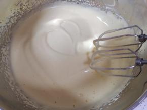 用电动打蛋器打发至，提起打蛋器随意画图案不易消失。 