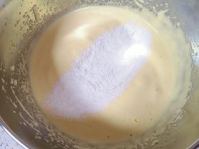  分两次筛入低筋面粉，每一次筛入以后都要用刮刀从底部翻拌均匀，再进行下一次筛入。
