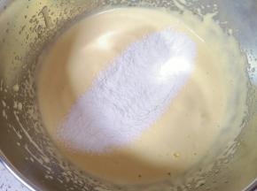  分两次筛入低筋面粉，每一次筛入以后都要用刮刀从底部翻拌均匀，再进行下一次筛入。
