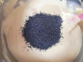 加入黑芝麻粉翻拌均匀。