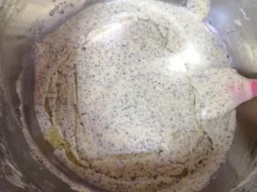 最后加入玉米油翻拌均匀，烤箱上下管155度预热。  