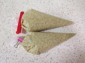 翻拌好的蛋糕糊装进裱花袋。 