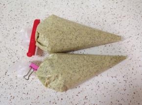 翻拌好的蛋糕糊装进裱花袋。 