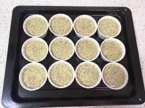 挤入准备好的烘焙纸杯，八分满即可。 