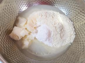 将油皮的所有食材放入盆里。