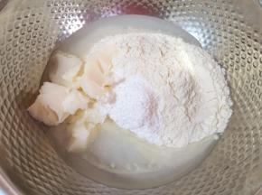 将油皮的所有食材放入盆里。