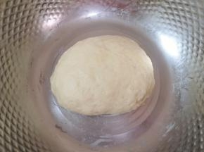 揉成面团装进保鲜袋松弛20分钟。