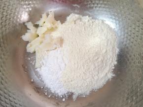 将油酥所有的食材放在一起。