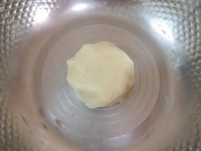 揉捏成团备用。