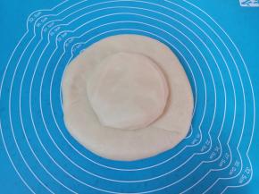 松弛好的油皮压扁，放入油酥包起来。