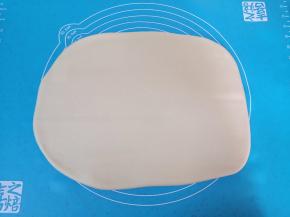 擀开成接近长方形的面片。