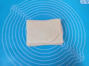 从中间切开摞在一起。