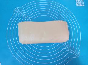 将黑芝麻馅包起来折三折。