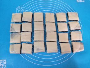 用刮刀切成小方块，烤箱上下管170度预热。