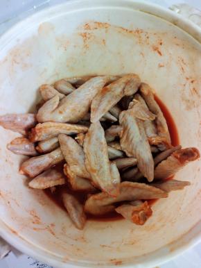 鸡翅尖处理干净，放入适量的奥尔良腌料翻拌均匀腌制一晚上！