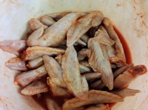 鸡翅尖处理干净，放入适量的奥尔良腌料翻拌均匀腌制一晚上！