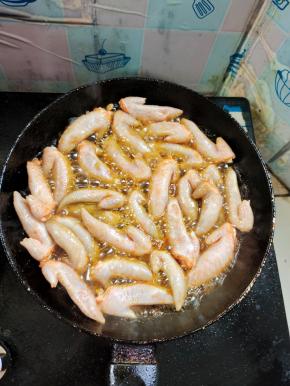 起锅烧油，放入腌制好的鸡翅尖中火慢煎！