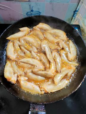 煎至鸡翅尖两面金黄！