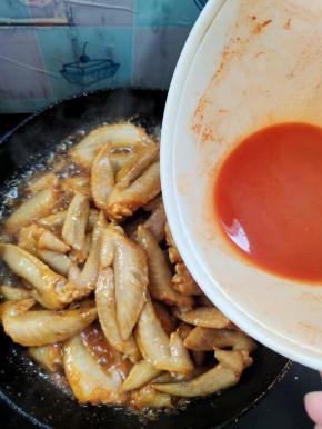 倒入腌制鸡翅尖剩下的奥尔良腌料汤汁儿！