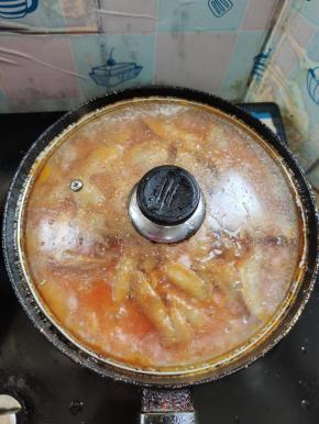 再盖上盖子，中小火焖煮20分钟！中途翻动一下，别糊锅了！