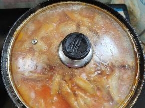 再盖上盖子，中小火焖煮20分钟！中途翻动一下，别糊锅了！
