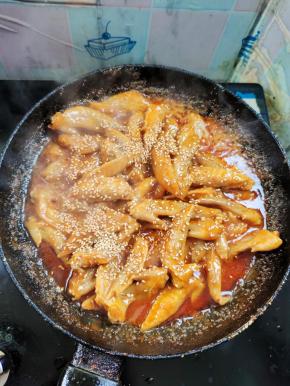 鸡翅尖卤熟了，大火收汁儿！起锅前放入适量的熟白芝麻即可食用！