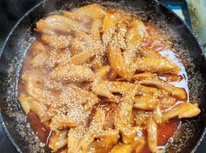 鸡翅尖卤熟了，大火收汁儿！起锅前放入适量的熟白芝麻即可食用！