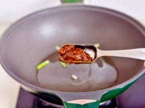 起油锅加入葱姜煸炒，加豆瓣酱。