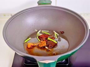 加火锅底料翻炒。