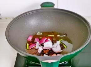 加入切好的洋葱煸炒。