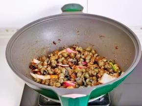 加入焯水的螺狮。