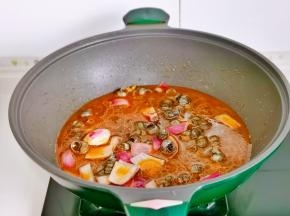 倒入一罐啤酒，烧开转小火15分钟。