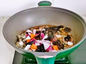 插入配菜烧熟。