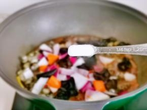 按个人口味加盐调味，大火煮2分钟关火。