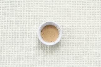 牛奶+伯爵红茶粉混合小火煮开后关火，倒入碗中静置冷却。