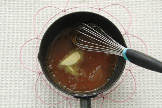 离火分2次倒入淡奶油搅匀，加黄油和盐，继续搅匀。倒入干净容器密封冷藏。