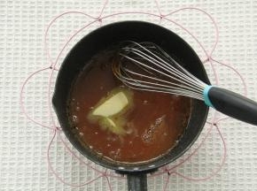 离火分2次倒入淡奶油搅匀，加黄油和盐，继续搅匀。倒入干净容器密封冷藏。