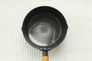 常温淡奶油隔温水保持温热状态。细砂糖+水倒入不粘锅，小火加热煮至琥珀色。
Tips：一定不能搅拌，会慢慢融化混合。