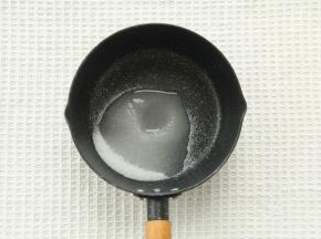 常温淡奶油隔温水保持温热状态。细砂糖+水倒入不粘锅，小火加热煮至琥珀色。
Tips：一定不能搅拌，会慢慢融化混合。