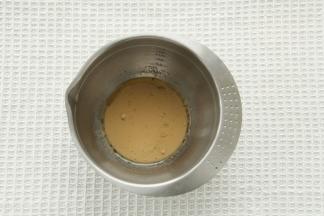 步骤2煮好的奶茶倒入盆中，加玉米油搅打至混合无油点。