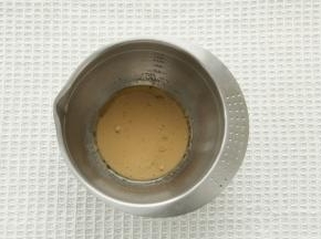 步骤2煮好的奶茶倒入盆中，加玉米油搅打至混合无油点。