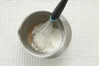 筛入低粉，Z字型混合至无干粉。