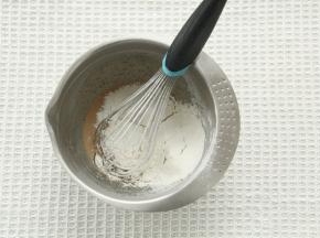 筛入低粉，Z字型混合至无干粉。